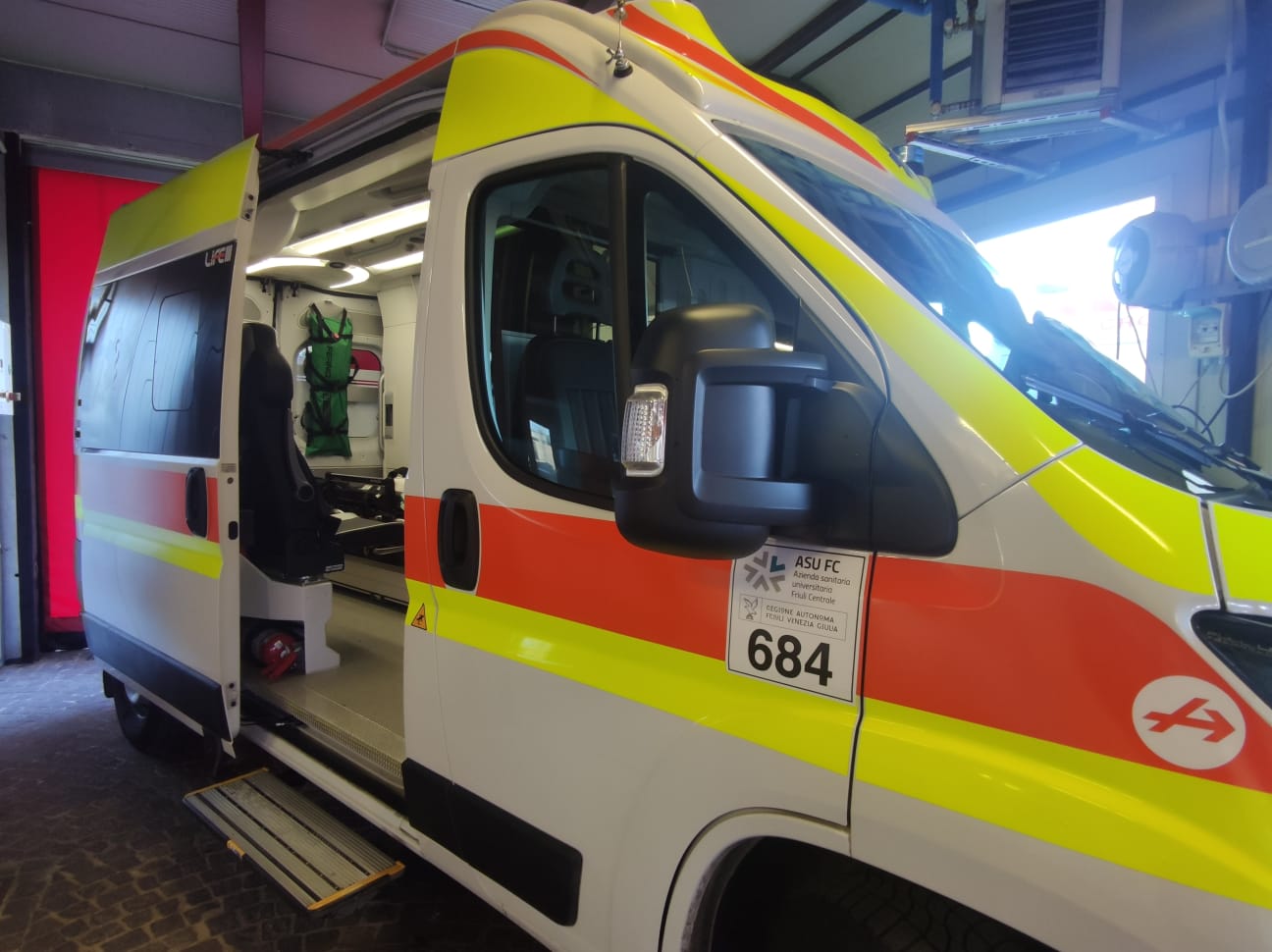 Trieste, paura all'incrocio: bimba di 18 mesi e mamma ferite dopo uno scontro tra auto e moto